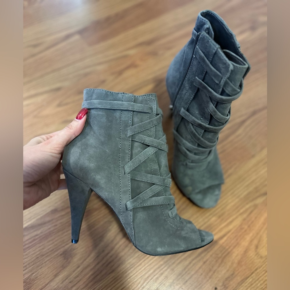 Vince Camuto ankle boot suede 
TAM 8